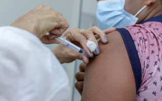 A vacinação é eficiente para não evolução da doença, mas não impede o contágio é preciso seguir com as medidas preventivas.