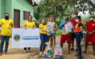 Alimento para as famílias atingidas pelas chuvas é entregue pelo Sicredi e Lions Clube de Araguaína.