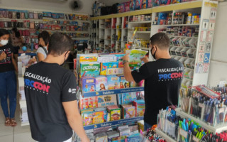 Entre os produtos pesquisados estão; canetas hidrográficas, apontadores, borrachas, cadernos, colas em bastão e líquida e giz de cera