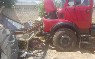 Vítima ficou prensada entre um caminhão e uma estrutura metálica.