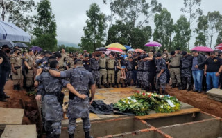 Corpo do sargento da PM é enterrado debaixo de chuva em Palmas.