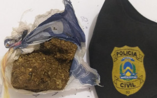 Droga apreendida com o suspeito.