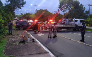 Carro bateu com força em árvores e vítimas não resistiram aos ferimentos. 