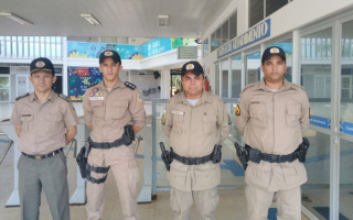 Comandante-geral da PMTO (E) com demais policiais participando pessoalmente da Operação do Enem