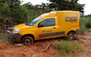 Veículo atolou e foi abandonado pelos criminosos numa estrada vicinal depois do Setor Maracanã. 