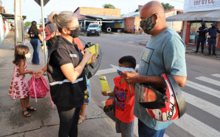 As informações dos agentes são sobre os cuidados e comportamentos adequados para garantir um trânsito seguro na entrada e saída das crianças nas unidades