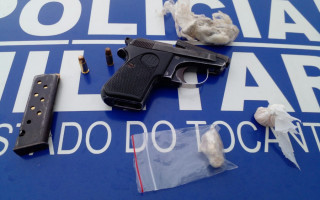 Drogas, arma e munições apreendidas.
