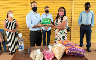 A entrega das sementes foi realizada no galpão do Programa Compra Direta, no Setor Cimba.