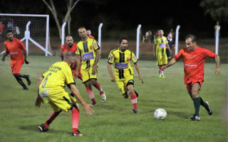 O evento, realizado na noite da última sexta-feira, 11, contou com um jogo comemorativo entre o time da comunidade e amigos do esporte, entre eles os vereadores, convidados pelo prefeito.