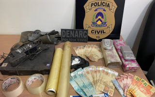 Policiais apreenderam dois tabletes de maconha, R$ 2.496,00 em espécie e munição. 