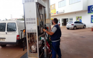 Nos procedimentos de ensaios são conferidos se o volume de combustível medido pelas bombas e se a mangueira estão em conformidade com as portarias regulatórias do Inmetro