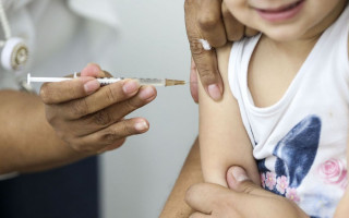 Só na ausência dos pais ou responsáveis, a vacinação deverá ser autorizada por escrito