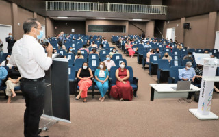 Lançamento ocorreu no auditório do Fórum e contou com a presença do prefeito, servidores da educação, vereadores e comunidade. 