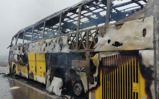 Veículo foi totalmente destruído pelo fogo.