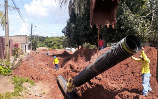 Obras já passaram pela Rua dos Médicos e avançam à Rua A, tendo instalados 80 dos 363 metros projetados para a drenagem profunda.