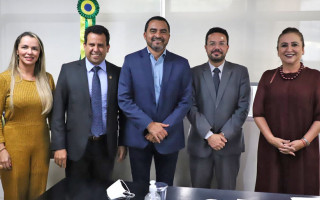 O secretário da Educação, Fábio Vaz, e a senadora Kátia Abreu também participaram da reunião