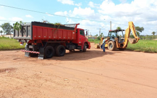 Entulhos foram usados para amenizar a buraqueira. 