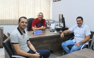 Durante a visita, o Presidente da Câmara, Gideon Soares, também apresentou a proposta de atualização do Regimento da Câmara.