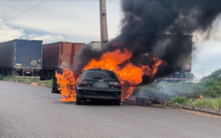 Chamas se espalharam rapidamente e destruíram o veículo. 