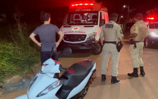 Vítima foi derrubada de moto e ficou feriada com a queda. 