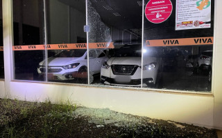 Suspeito arremessou uma pedra contra a vidraça de uma concessionária na Av. Marginal Neblina.