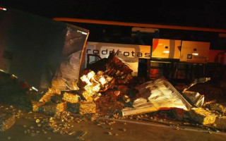 Batida entre ônibus e caminhão deixou um morto e vários feridos. 