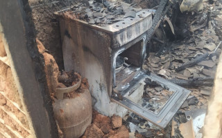 Móveis e motocicleta também foram destruídos por incêndio
