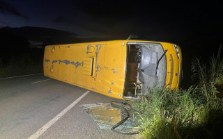 Ônibus ficou atravessado na pista e os ocupantes tiveram ferimentos leves. 
