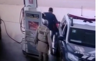Câmeras de segurança gravaram a ação dos policiais.