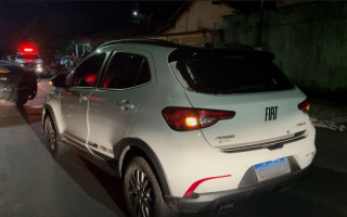 Carro tomado em assalto é recuperado pouco tempo depois do crime. 