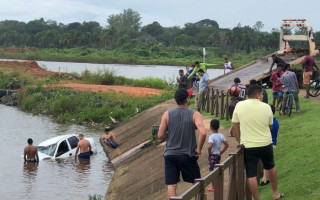 O veículo foi retirado do local na tarde deste sábado. 