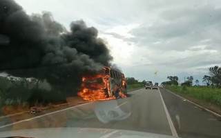 Ônibus pegou fogo na BR-153, em Guaraí.