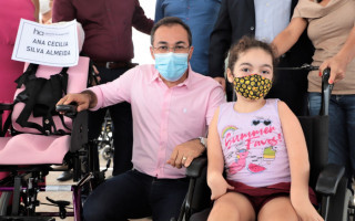 Ana Cecília Almeida, de 8 anos, é uma das beneficiadas pela entrega. Ela possui uma malformação das articulações que limita sua capacidade de movimento.