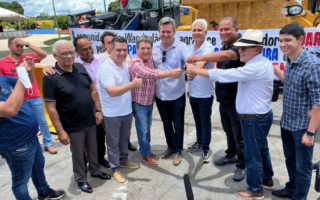 Dimas e Gomes durante entrega de máquinas em Wanderlândia 