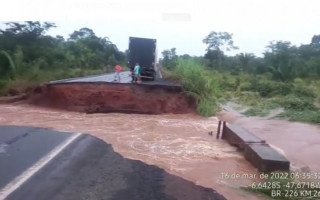 A pista rompeu no KM 26 da BR-226, perto de Palmeiras do Tocantins. 
