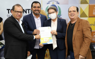 A professora Erika da Silva Maciel, recebeu do governador o cartão de custeio do Programa de Pós-Graduação em evento no Palácio Araguaia.