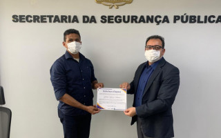 Subtenente Martins recebe referência elogiosa das mãos do secretário da Segurança Pública, Wlademir Motta Costa Oliveira. 