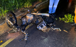 Moto, uma Honda Biz, ficou completamente destruída e as peças espalhadas pela via. 
