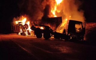 Com a colisão, tanto o caminhão de combustível quanto o bitrem carregado de milho pegaram fogo.
