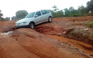 Avenida Perimentral, acesso mais usado pelos moradores, está em condições precárias.