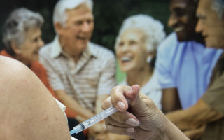  A aplicação deve ser feita quatro meses após a primeira dose de reforço.
