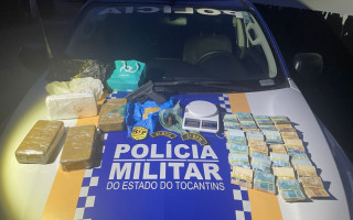 Foi aprendido dois tabletes de crack, simulacro de arma e cerca de R$ 26 mil