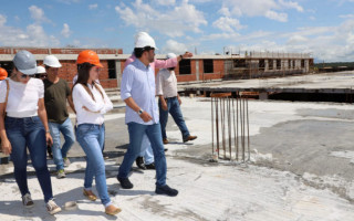 Governador visita obras do Hospital Regional de Araguaína no setor Jardim dos Ipês.
