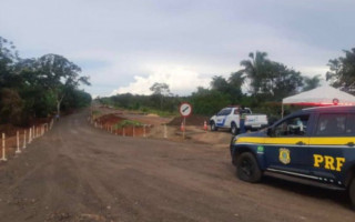 Trecho da BR-226, em Palmeiras do Tocantins, está com o trânsito liberado através de um desvio construído no próprio local. 