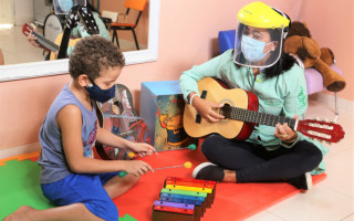 A clínica tem atualmente 454 pacientes entre crianças, adolescentes e jovens com idade de 2 a 21 anos, com o espectro autista.