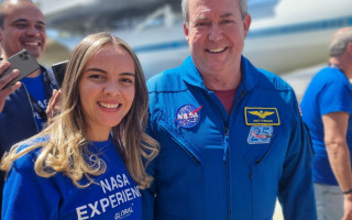 Lorenna ao lado do astronauta Michael Foreman.