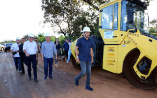 Governador Wanderlei Barbosa vistoria obra asfáltica juntamente com chefes de Estado.