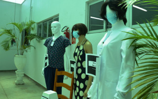 Manequins chamam atenção pela vestimenta