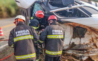 Bombeiros militares resgataram o corpo do motorista preso às ferragens na cabine da carreta.