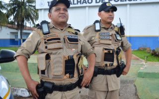 Policiais Militares em treinamento do uso do equipamento BodyCam.
